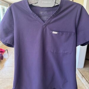 FIGS Women’s Catarina Scrub Top Medium in Purple Shadow